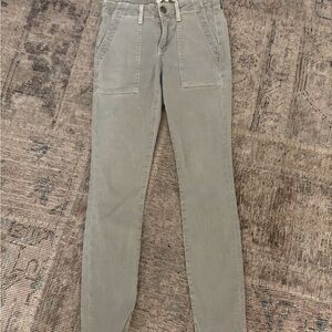 THE GREAT. Skinny Pants in Light sage green